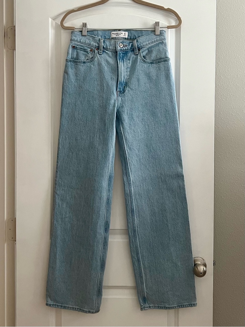 Abercrombie & Fitch The ’90s Relaxed Jean Light Wash LIKE NEW